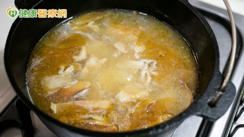 妙齡女「狂吃麻油、薑母」卻冒痘上火 中醫師提醒「補冬」先看體質