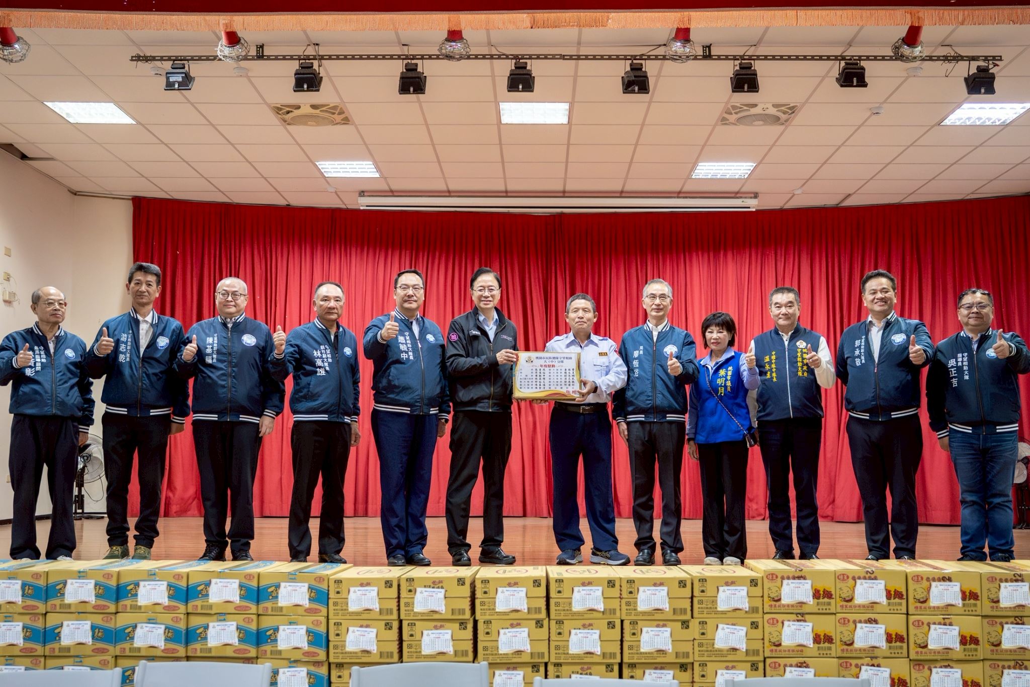 守望相助中壢中隊慰勤 張善政:特優榮耀屬於每位隊員