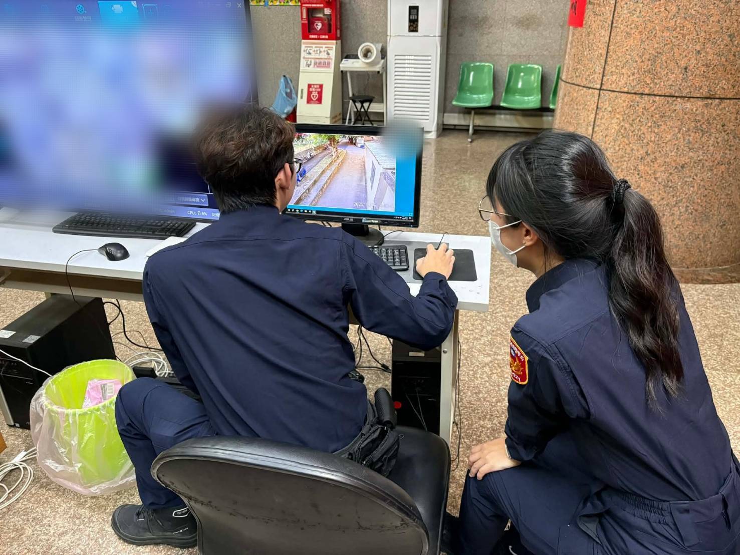 小柴犬深夜迷途闖派出所 暖警陪伴照顧等飼主找回 904471 0