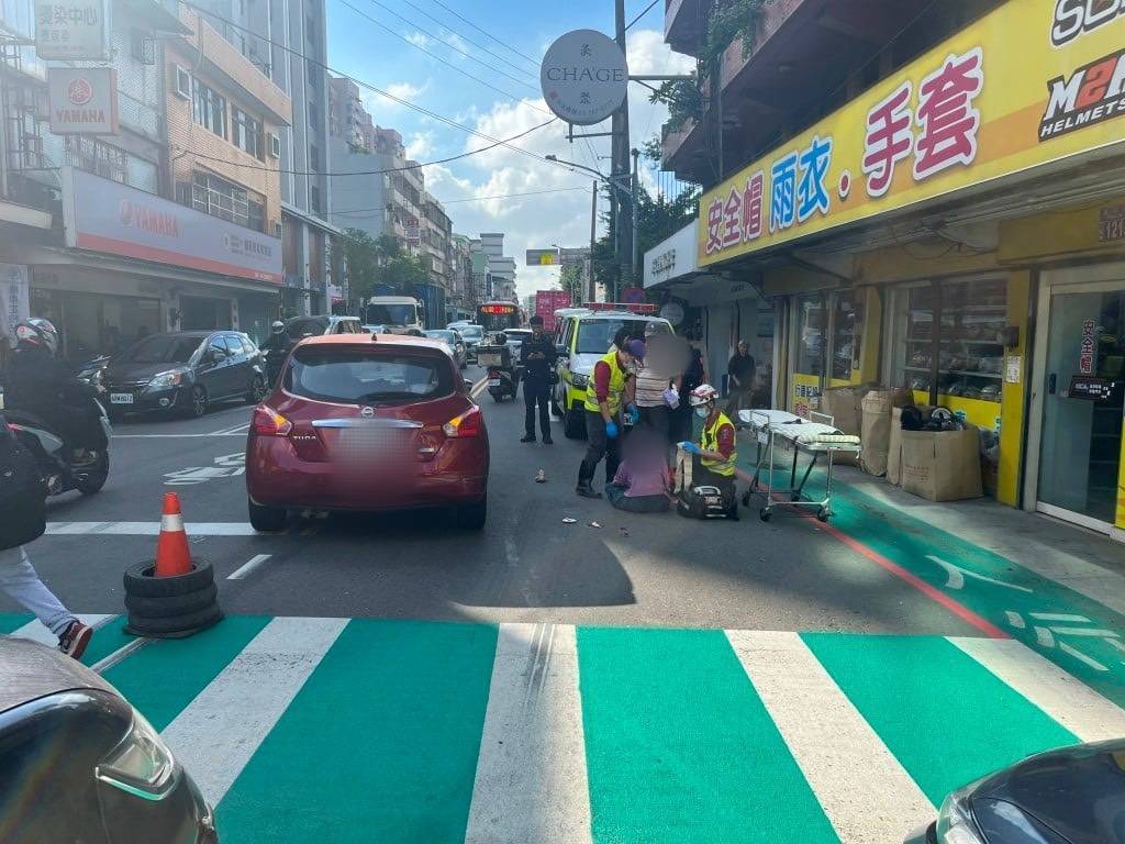 【有片】走斑馬線也被撞!八德路口右轉車未禮讓釀行人受傷 905041 0