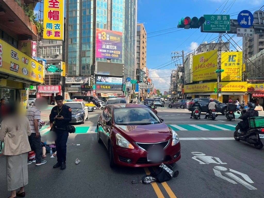 【有片】走斑馬線也被撞!八德路口右轉車未禮讓釀行人受傷 905042 0