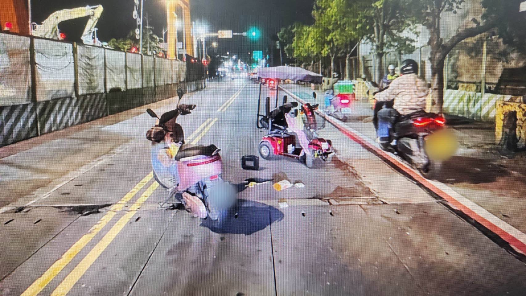 【有片】八德電動代步車鬼切撞微電車 網:移動神主牌?