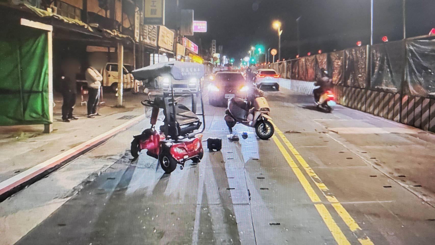 【有片】八德電動代步車鬼切撞微電車 網:移動神主牌? 907722 0