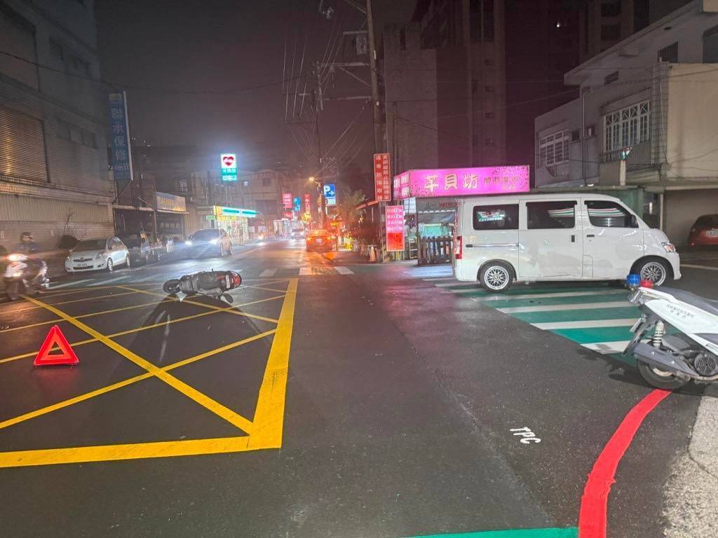 八德左轉汽車、直行機車碰撞!女騎士慘遭「攔腰輾過」