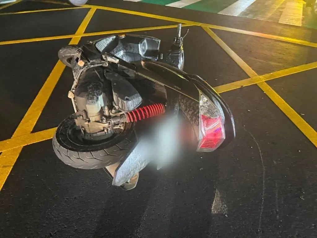 【有片】八德左轉汽車、直行機車碰撞!女騎士慘遭「攔腰輾過」 909278