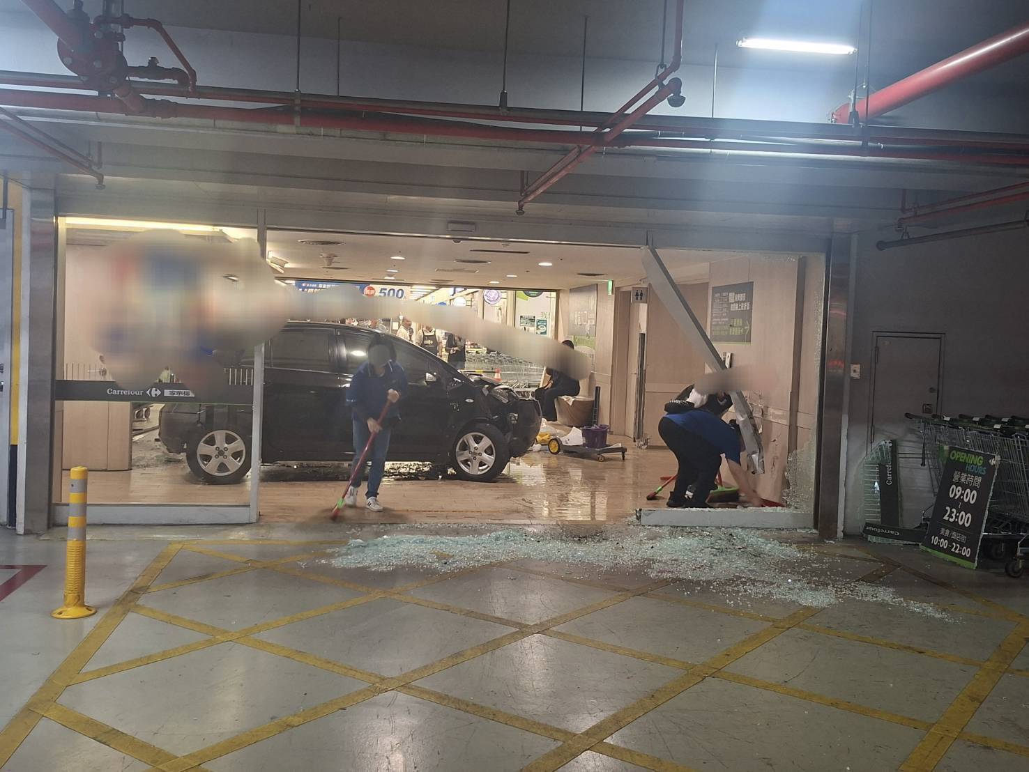 扯!八德6旬婦開車失控撞大賣場 滿地玻璃碎片