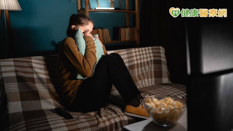 恐怖片為何吸引人?還能緩解焦慮?專家解析「又怕又愛看」心理機制!