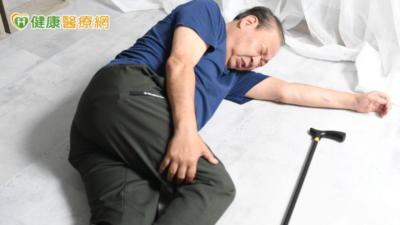 老翁一跌摔成相差逾4公分的長短腳 痛了一年才找出「這原因」惹禍