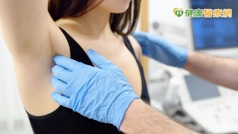 乳癌術後意外懷孕 新手媽「重建乳房手術」重拾自信