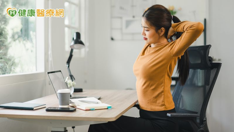 你今天坐了幾個小時?專家:比昨天多動一點取代久坐就能改善情緒