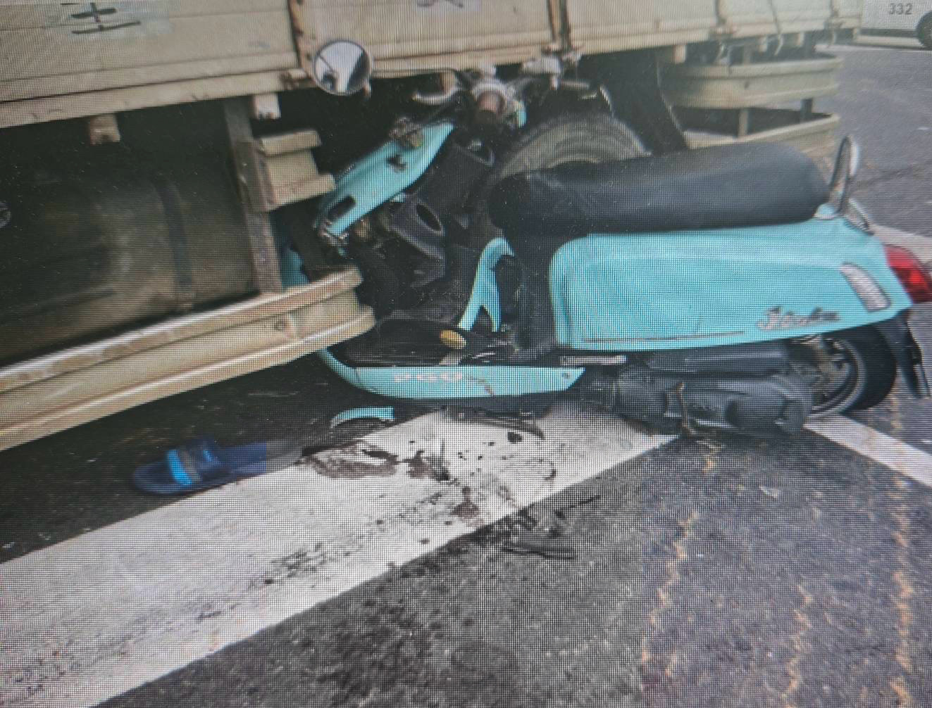 中壢無號誌路口車禍 機車卡進貨車底部滿地血跡 FFF5454 1