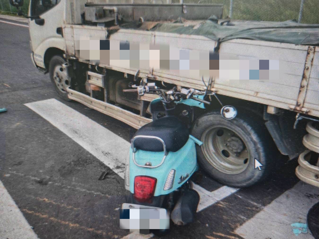 中壢無號誌路口車禍 機車卡進貨車底部滿地血跡 FFF5454 2