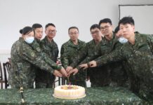 資通1大隊舉辦慶生餐會 同袍祝賀11月壽星場面溫馨