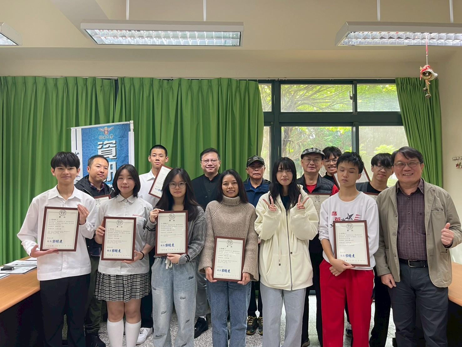 「發現開南之美」影像競賽吸引破百創作者參賽 得獎名單揭曉 LINE ALBUM 1141215 領獎合照 251215 2