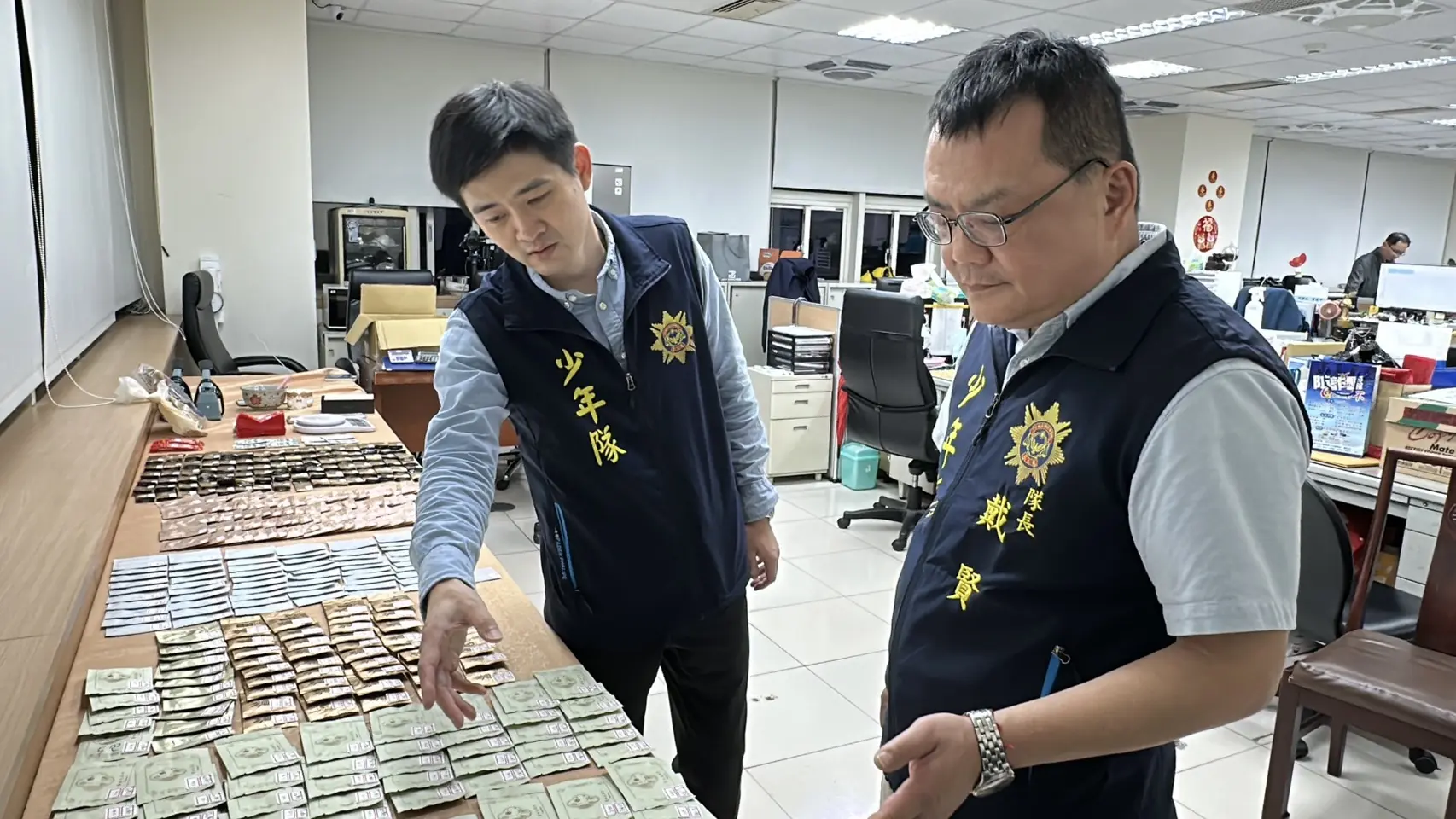 桃警連兩周破獲製毒工廠 阻市值300萬毒品咖啡包流入市面 桃警連兩周破獲製毒工廠 阻市值300萬毒品咖啡包流入市面