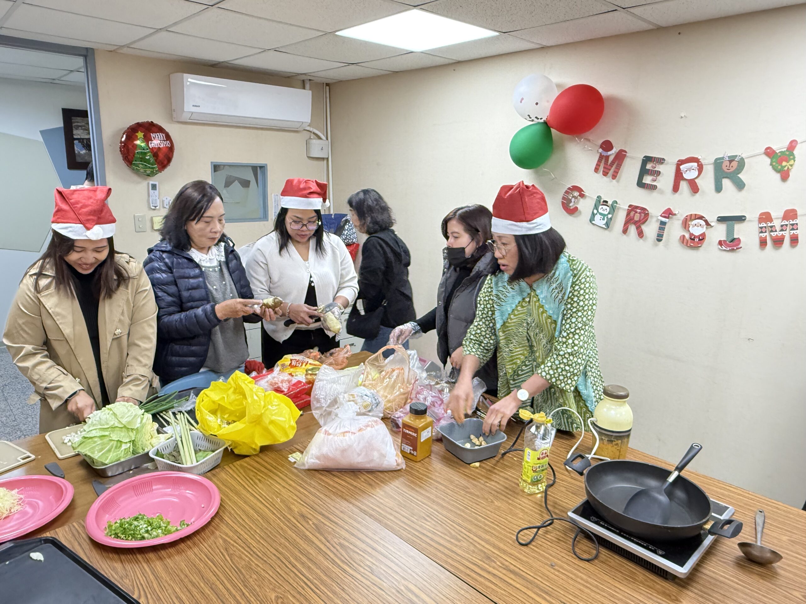 移民署桃園站法令宣導結合異國美食文化 新住民學習製作印尼黃金雞湯 S 112295958 scaled