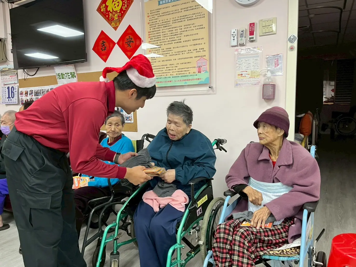 桃消三民分隊前進長照中心 化身「聖誕特派員」宣導用電安全 桃消三民分隊前進長照中心 化身「聖誕特派員」宣導用電安全