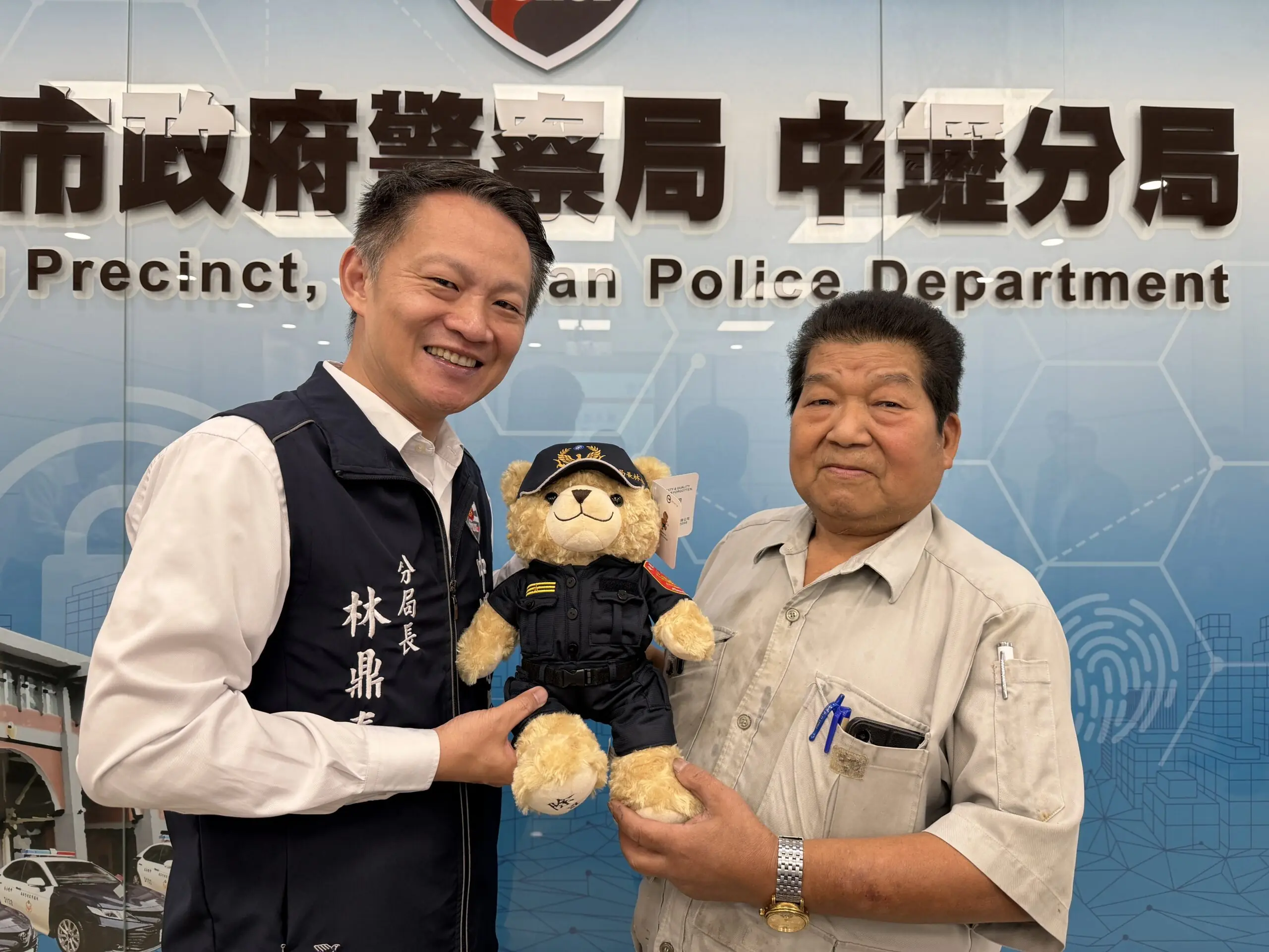 企業力挺中壢警方 捐贈「月牙鏟」強化執勤裝備 S 19972212 0 0 scaled