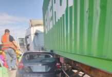 國道中壢段半聯結車爆胎撞內側護欄!1轎車險成夾心餅乾