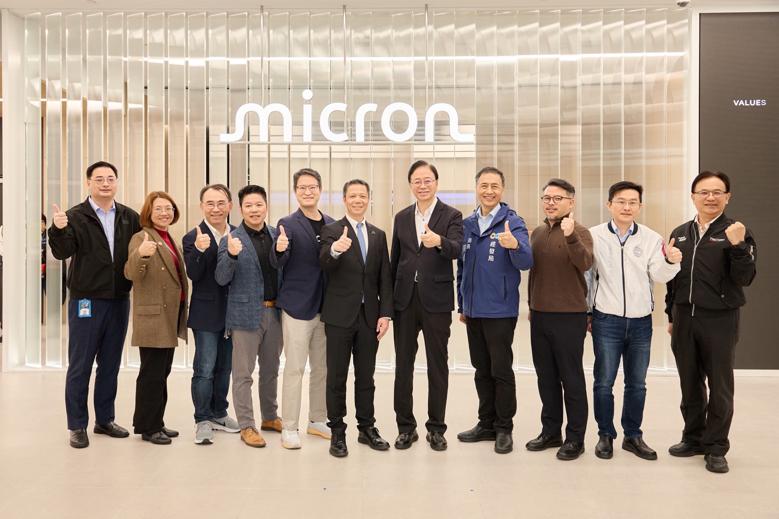 台灣美光獲桃金企業獎肯定 張善政:公私協力推動永續 S 244777141 0