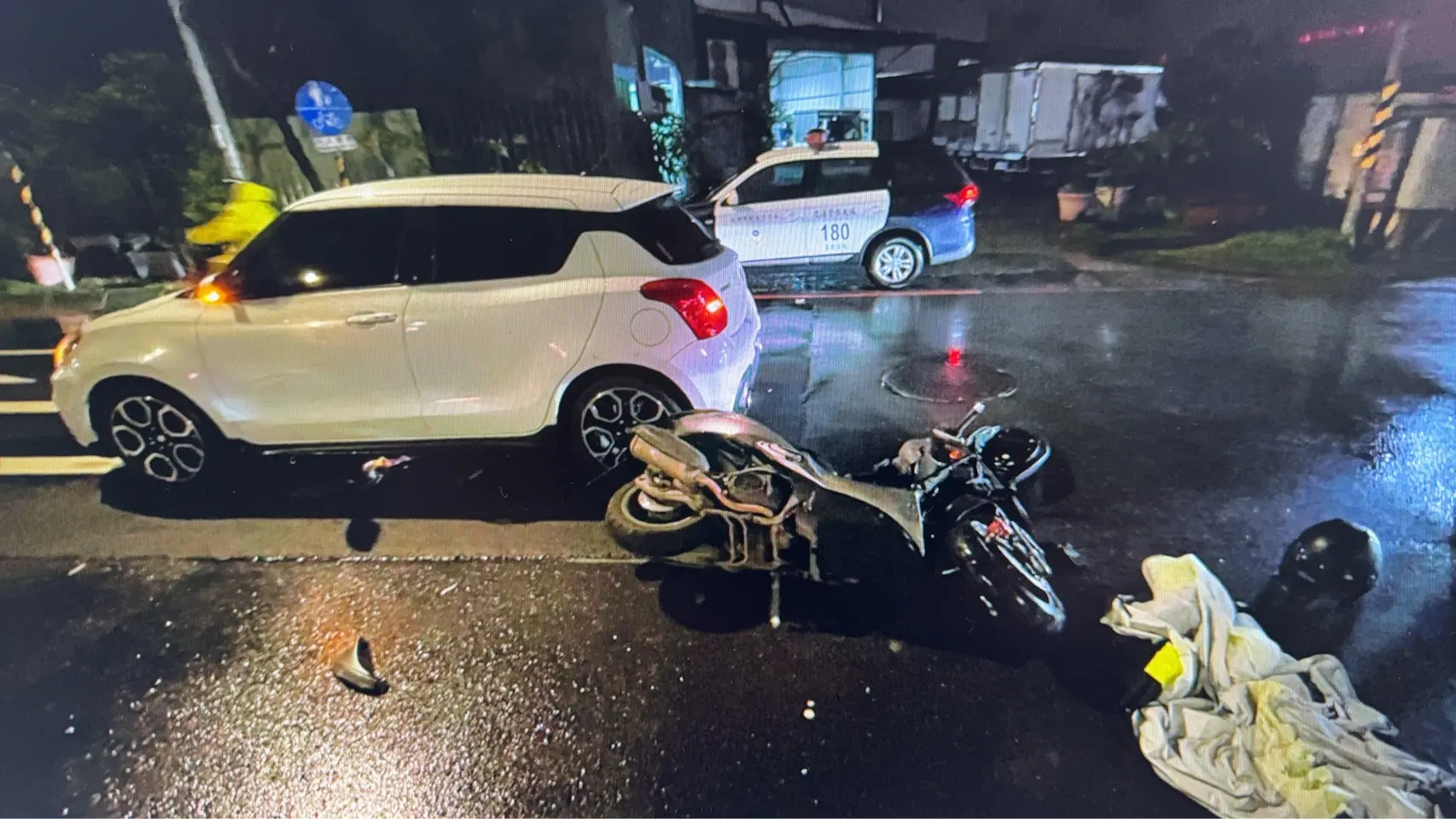 蘆竹機車闖紅燈橫切車陣遭撞飛!男騎士左腿骨折送醫 蘆竹機車闖紅燈橫切車陣遭撞飛!男騎士左腿骨折送醫