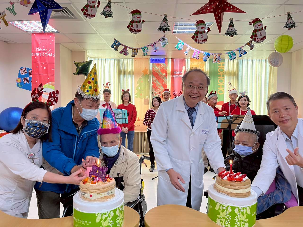 北榮桃園分院結合聖誕報佳音 為護理之家長輩慶生 S 305504289 0