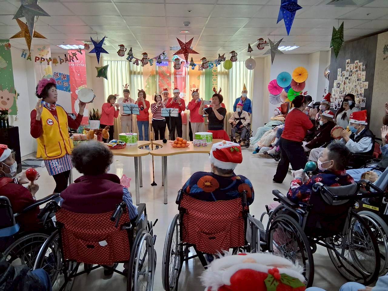 北榮桃園分院結合聖誕報佳音 為護理之家長輩慶生 S 305504301 0