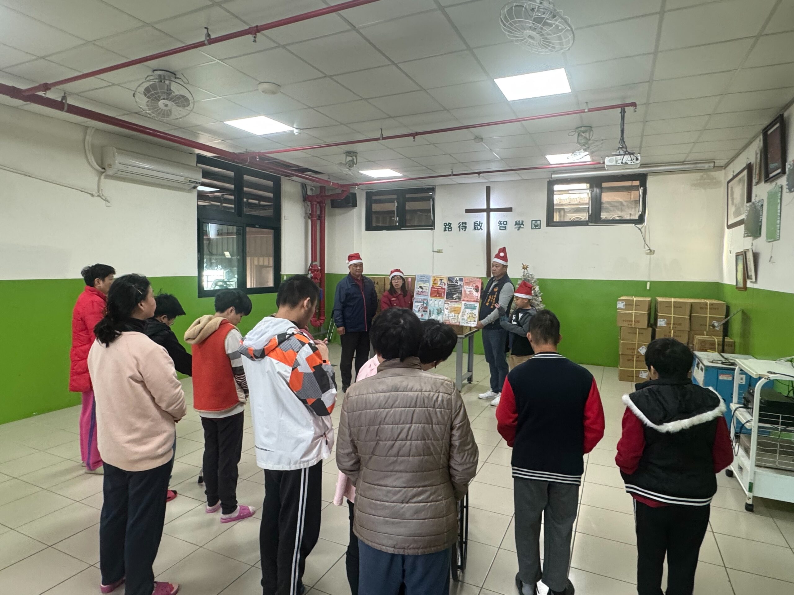 青埔消防、義消聖誕寒冬送暖 赴路得啟智學園宣導防災觀念 S 39542797 0 scaled