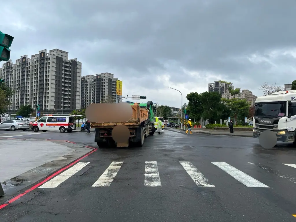 【有片】驚悚!桃園砂石車倒車輾斃義交 龜山警:全力協助家屬處理後事 S 404652042