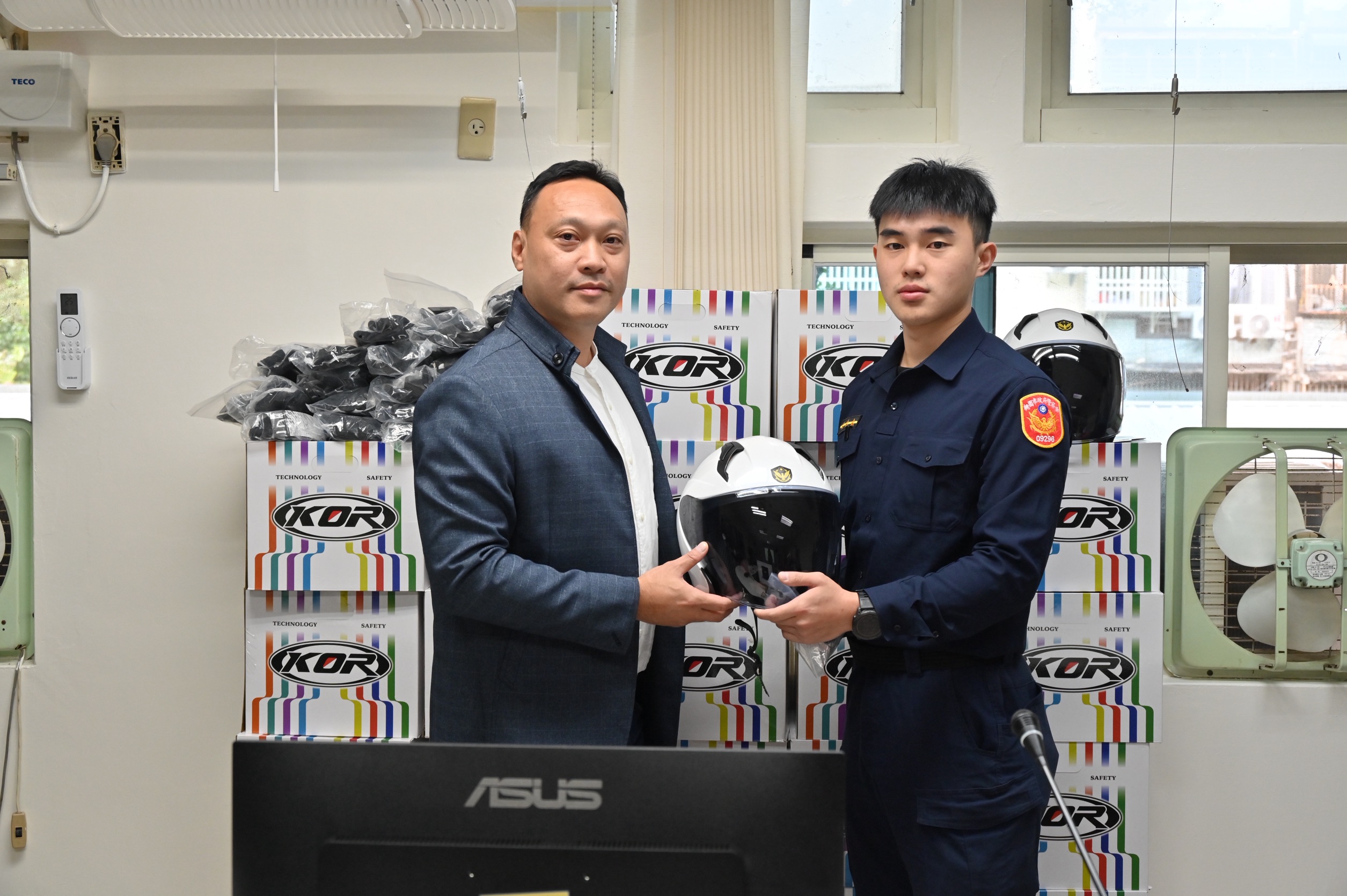 熱心企業力挺第一線工作 贈安全帽、防割手套守護龜山警 S 405397532