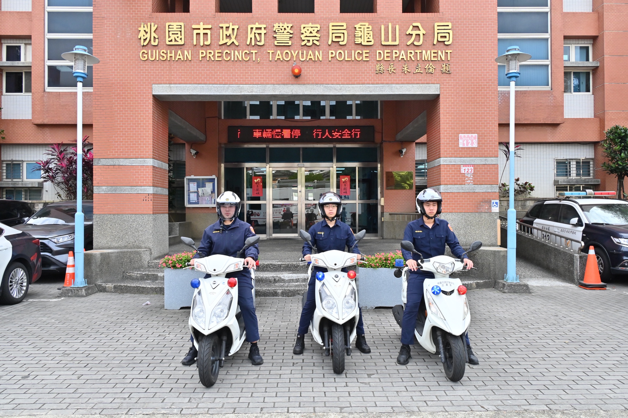 熱心企業力挺第一線工作 贈安全帽、防割手套守護龜山警