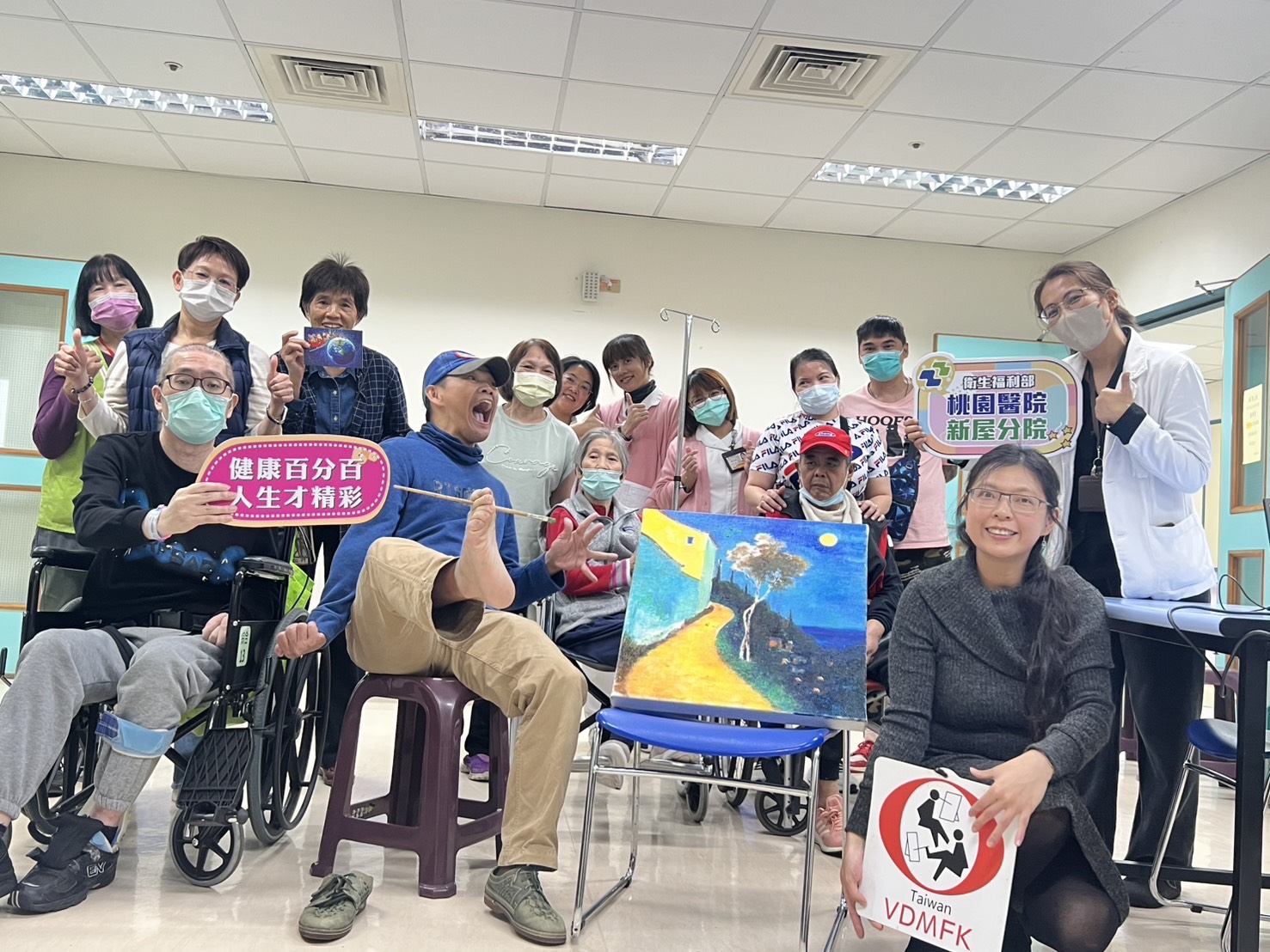 部桃新屋分院響應國際身心障礙者日 邀口足畫家廖瑞金分享生命故事 S 43352088 0