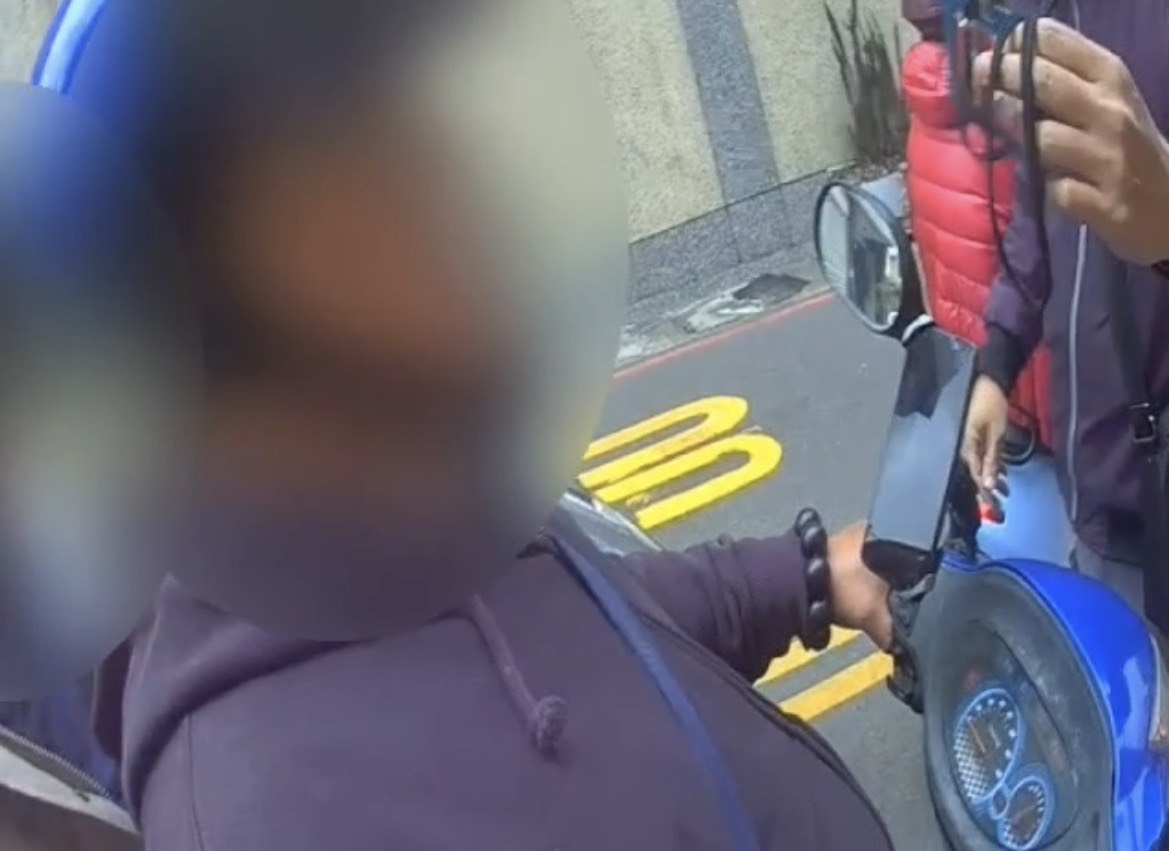 假意配合卻催油門想逃 毒犯遭員警當場揪下車 S 50814992 0