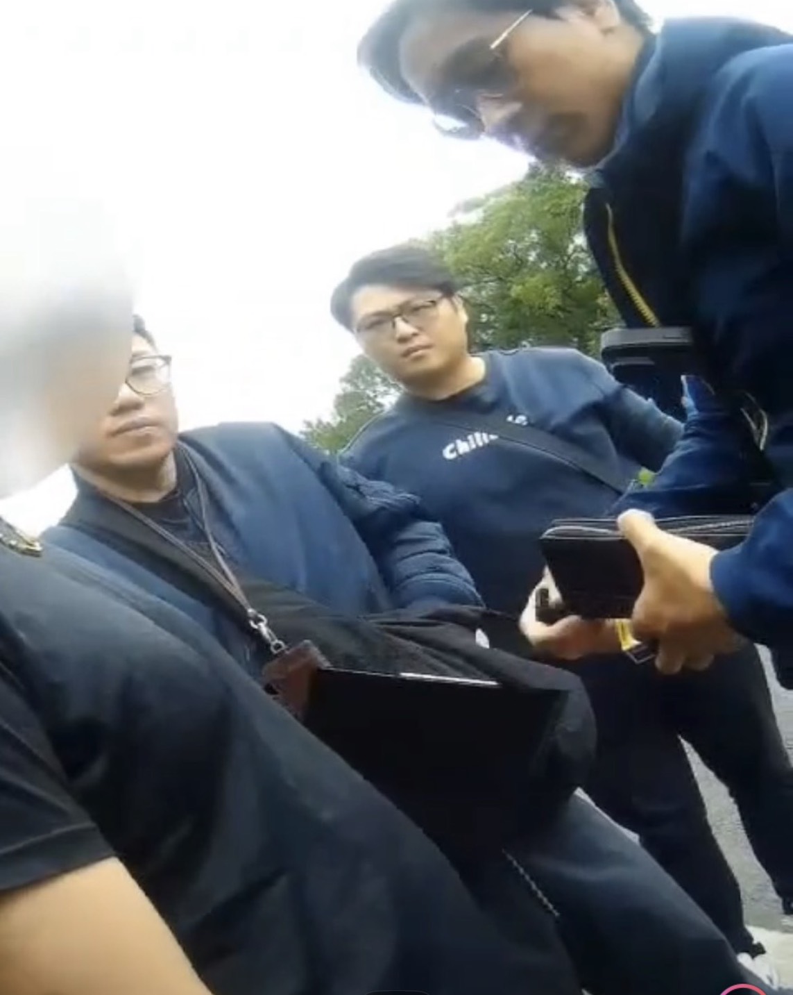 假意配合卻催油門想逃 毒犯遭員警當場揪下車 S 50814993