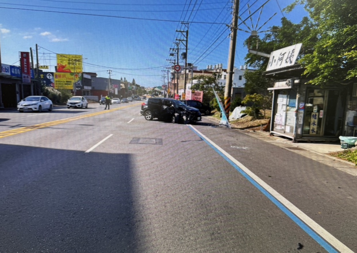 新屋中山東路追撞車禍 8旬老翁疑恍神釀禍3人送醫 S 77660337 0