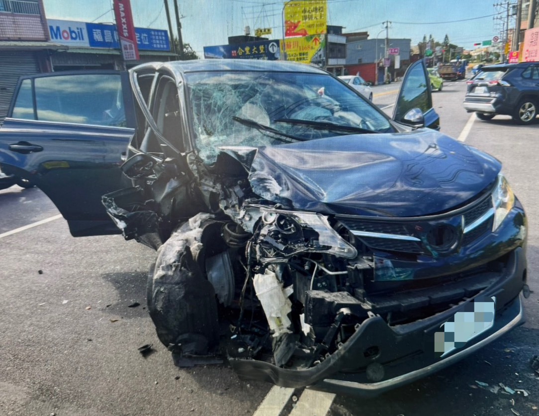 新屋中山東路追撞車禍 8旬老翁疑恍神釀禍3人送醫 S 77660339 0