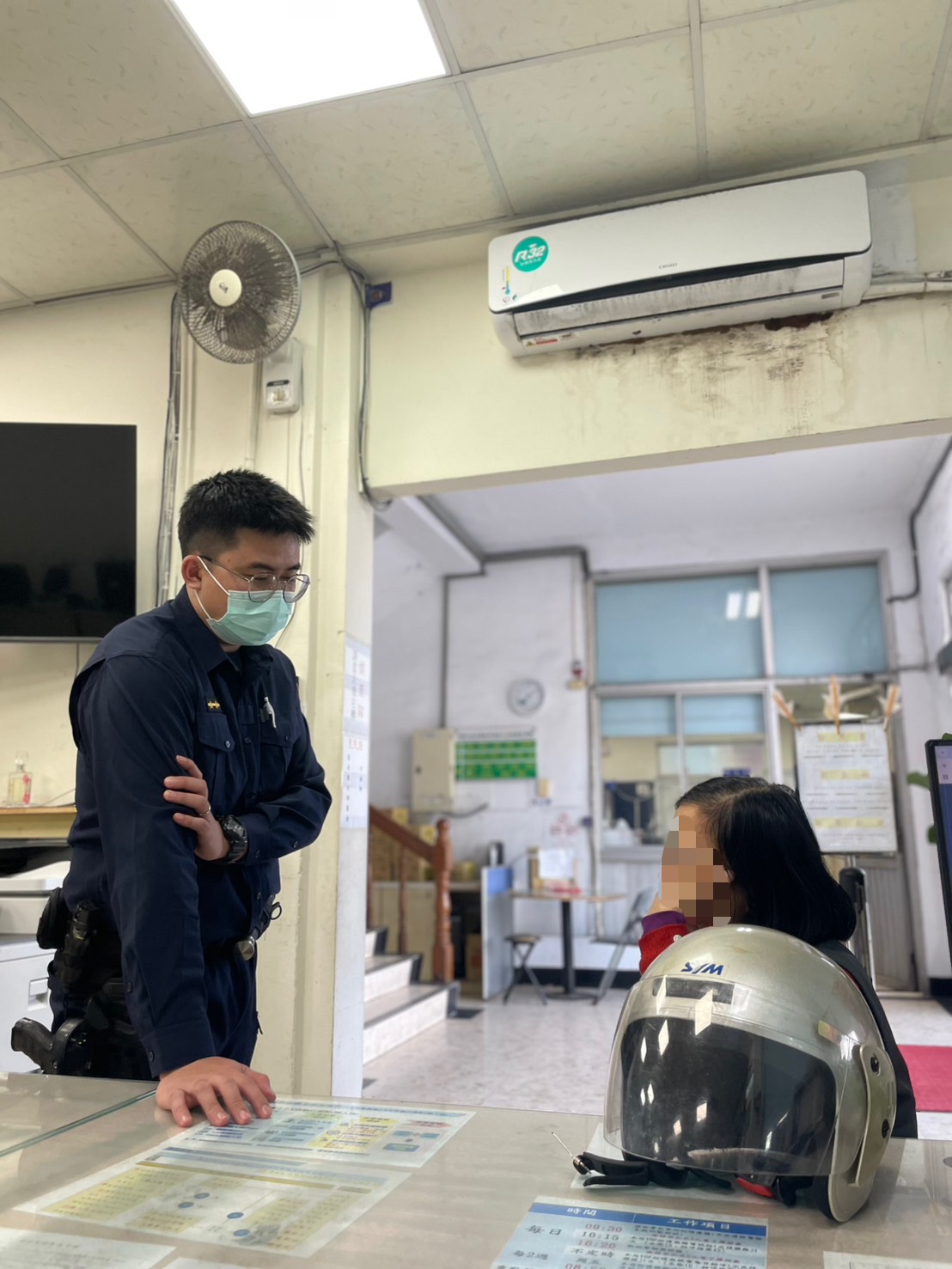 楊梅失智婦與丈夫走散 熱心店家陪她到派出所求助 楊梅失智婦與丈夫走散 熱心店家陪她到派出所求助