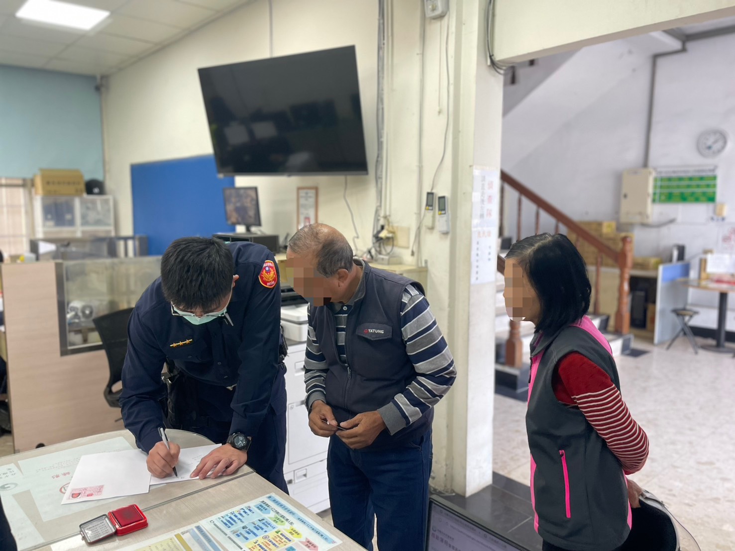 楊梅失智婦與丈夫走散 熱心店家陪她到派出所求助