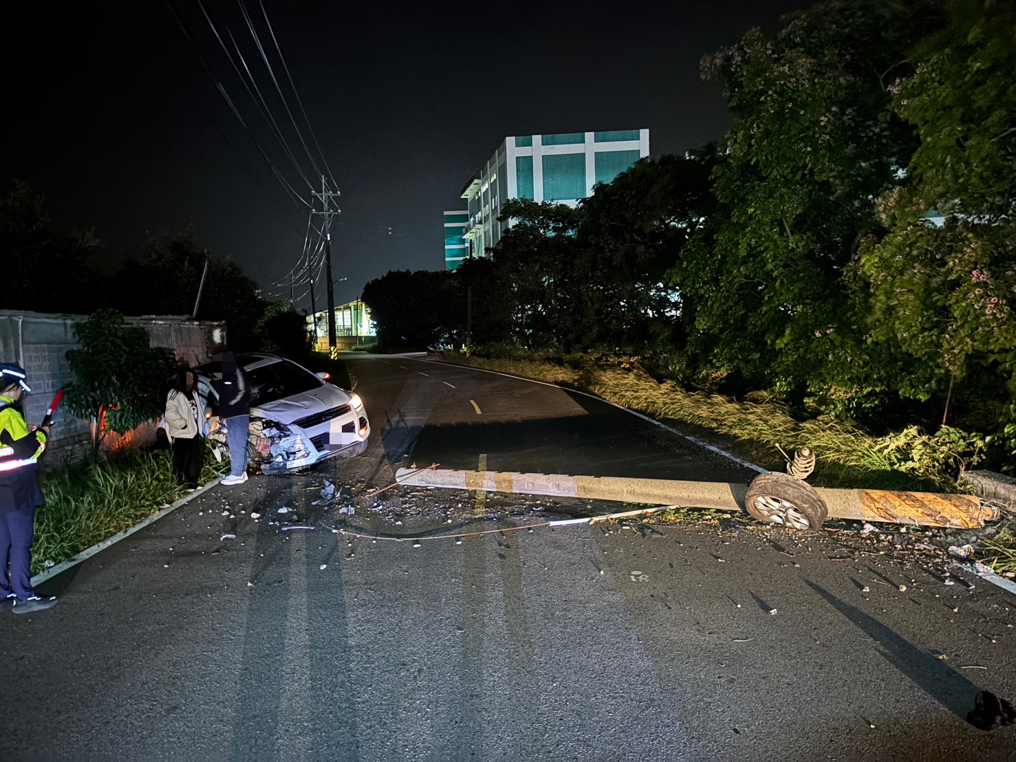 越籍男深夜酒駕撞壞電桿 新屋1615戶慘「無電可用」