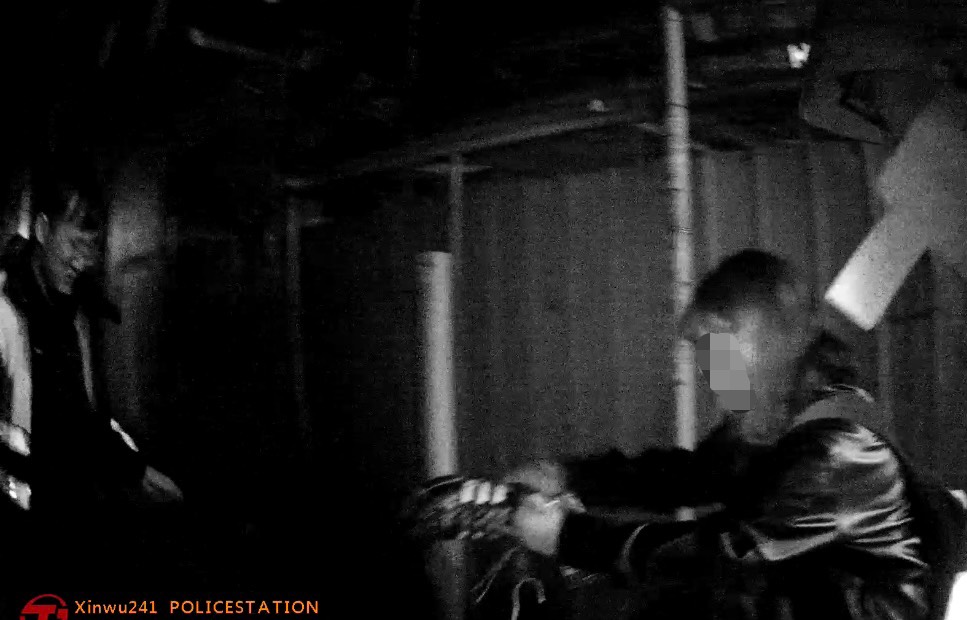 女大生趕公車鞋子誤掉排水孔 楊梅警靠2物緊急救援 S 77873240 0