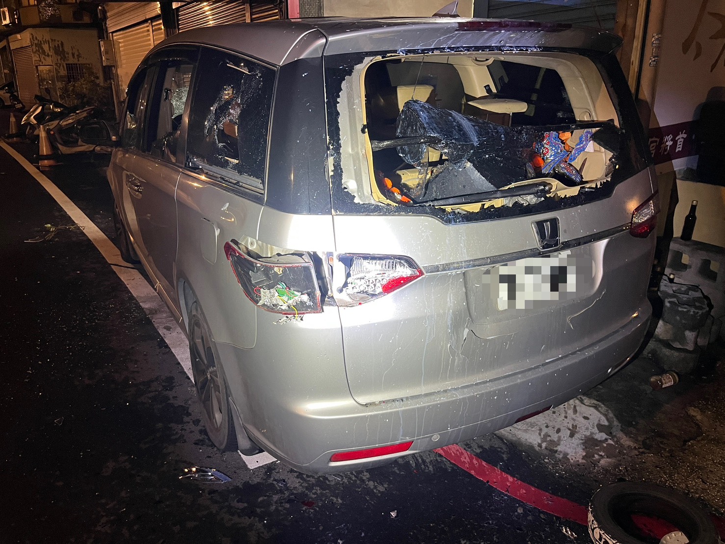 【有片】疑陣頭糾紛 楊梅男凌晨烙人砸車報復 S 77922470 0