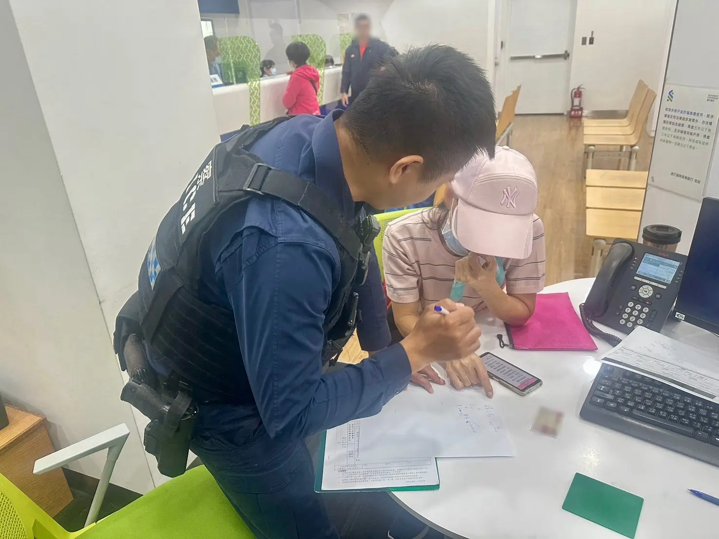 龍潭6旬婦聽信男網友誆騙投資保證獲利 警苦勸守住35萬美金 龍潭6旬婦聽信男網友誆騙投資保證獲利 警苦勸守住35萬美金