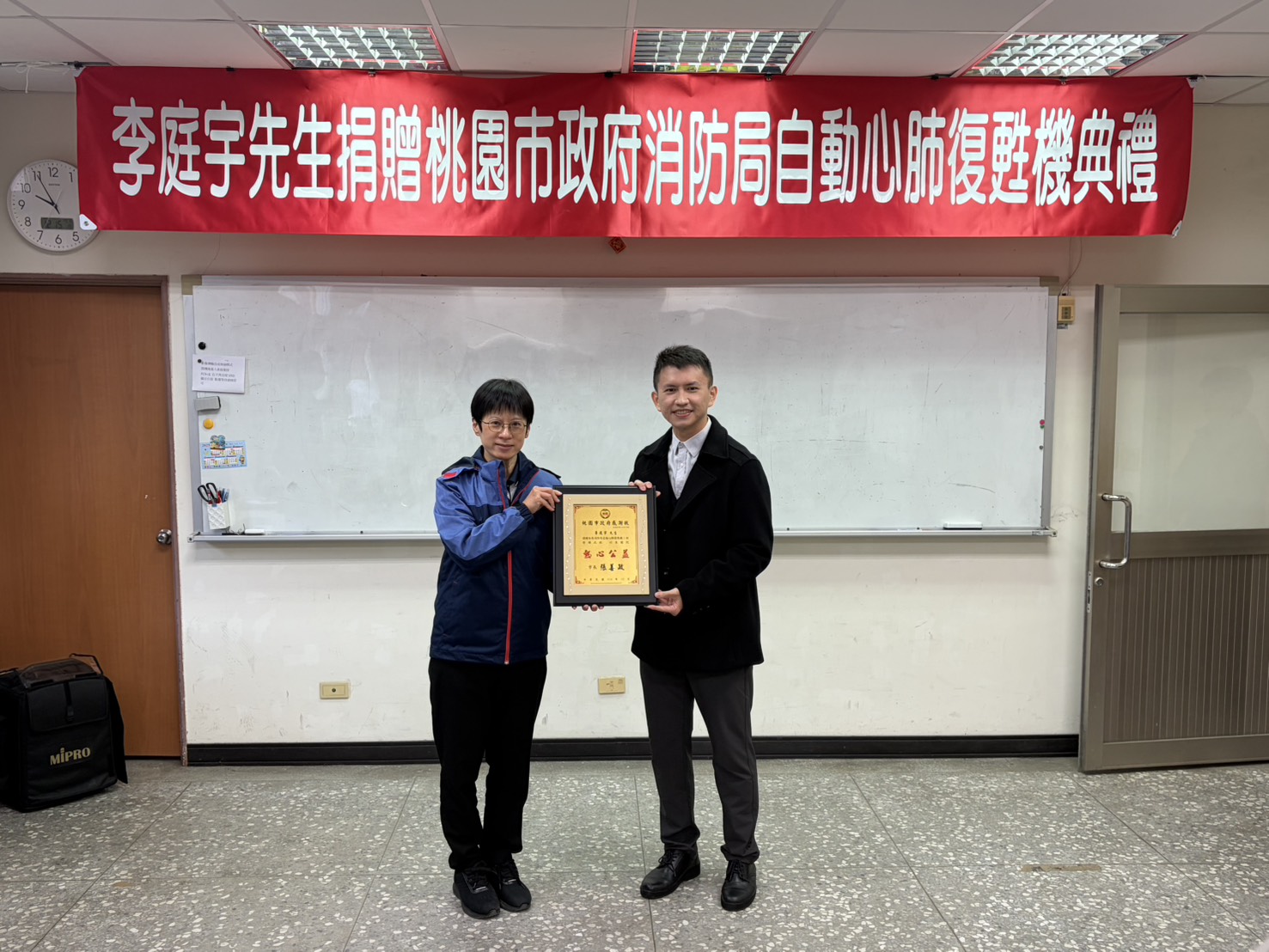 桃園熱心民眾暖捐「自動心肺復甦機」強化蘆竹消防分隊急救戰力 S 82460732 0