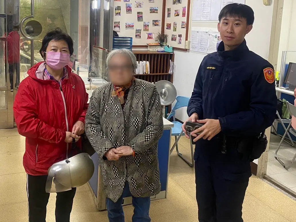 老婦外出迷途無助喊「帶我回家」龍潭警暖心助團圓 老婦外出迷途無助喊「帶我回家」龍潭警暖心助團圓