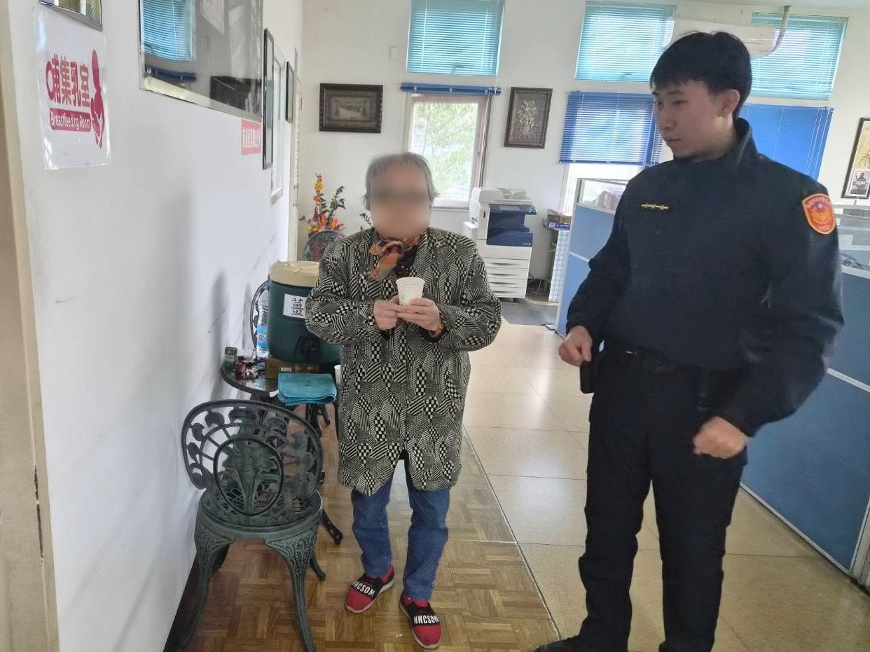 老婦外出迷途無助喊「帶我回家」龍潭警暖心助團圓 S 8380445 0