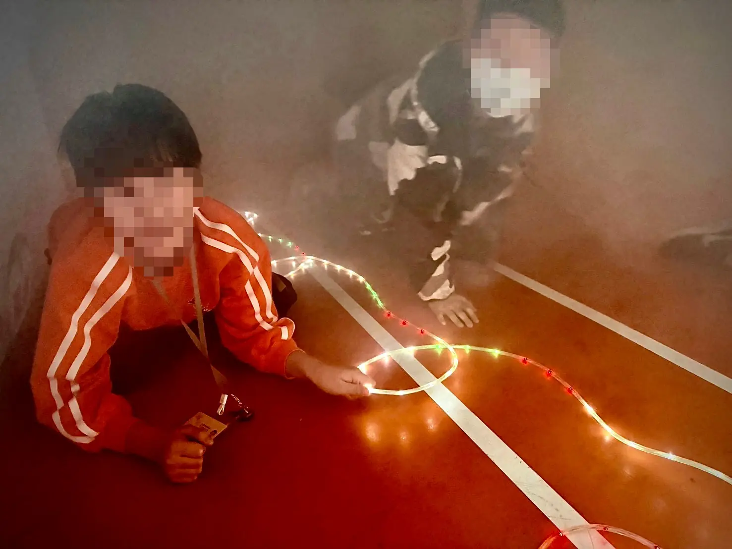 桃消中路分隊防災宣導結合耶誕氛圍 中山國小學童體驗在濃煙中逃生 桃消中路分隊防災宣導結合耶誕氛圍 中山國小學童體驗在濃煙中逃生