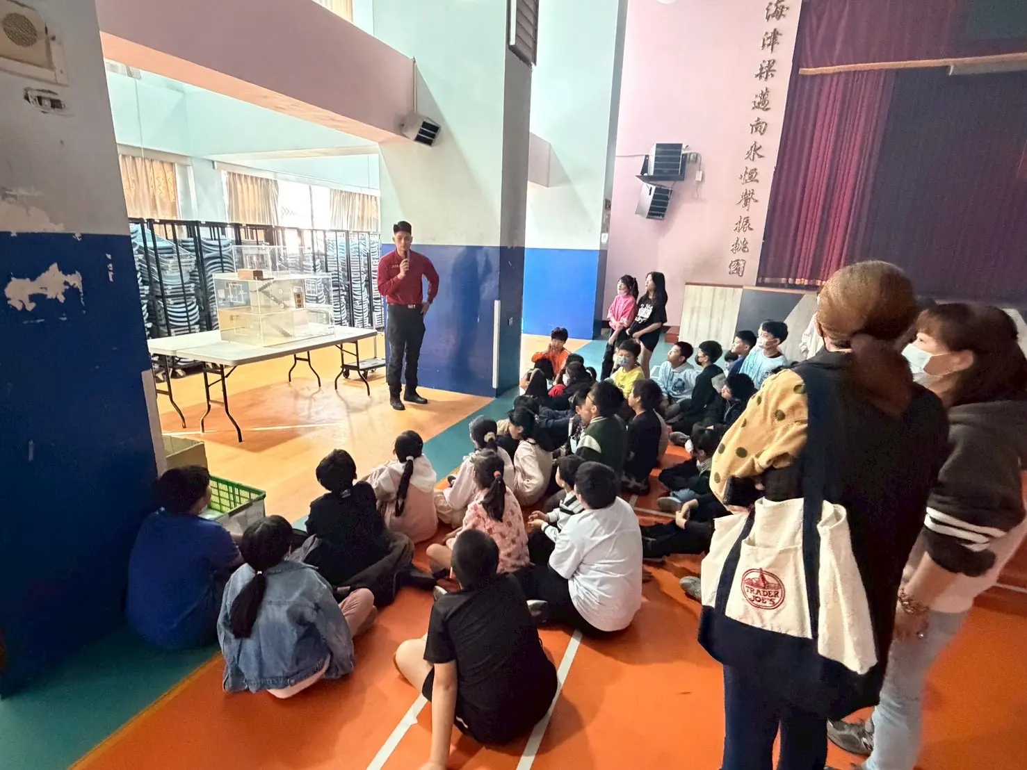 桃消中路分隊防災宣導結合耶誕氛圍 中山國小學童體驗在濃煙中逃生 S 90374204 0