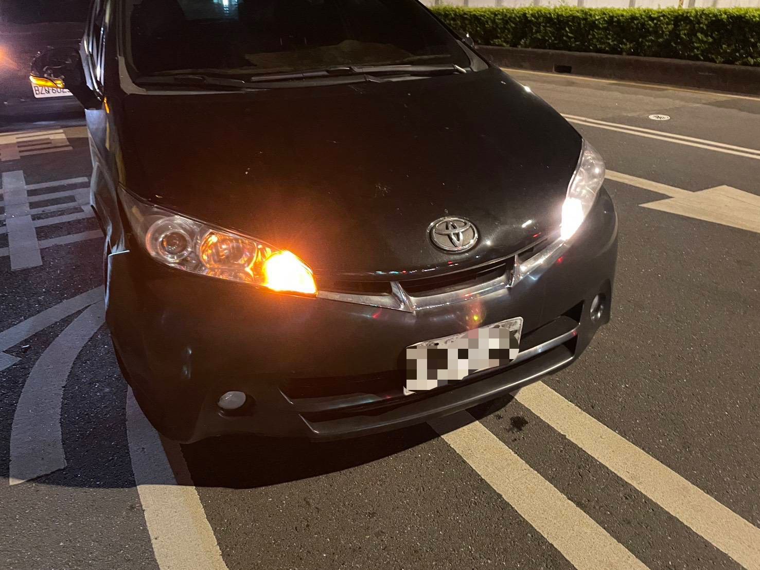 平鎮69歲翁肇事落跑稱以為撞盆栽 遭民眾攔下竟說「車又沒怎樣」 S 94994466