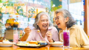 吃錯當心老得快！瑞典研究：長期吃「促發炎飲食」　慢性病累積速度增