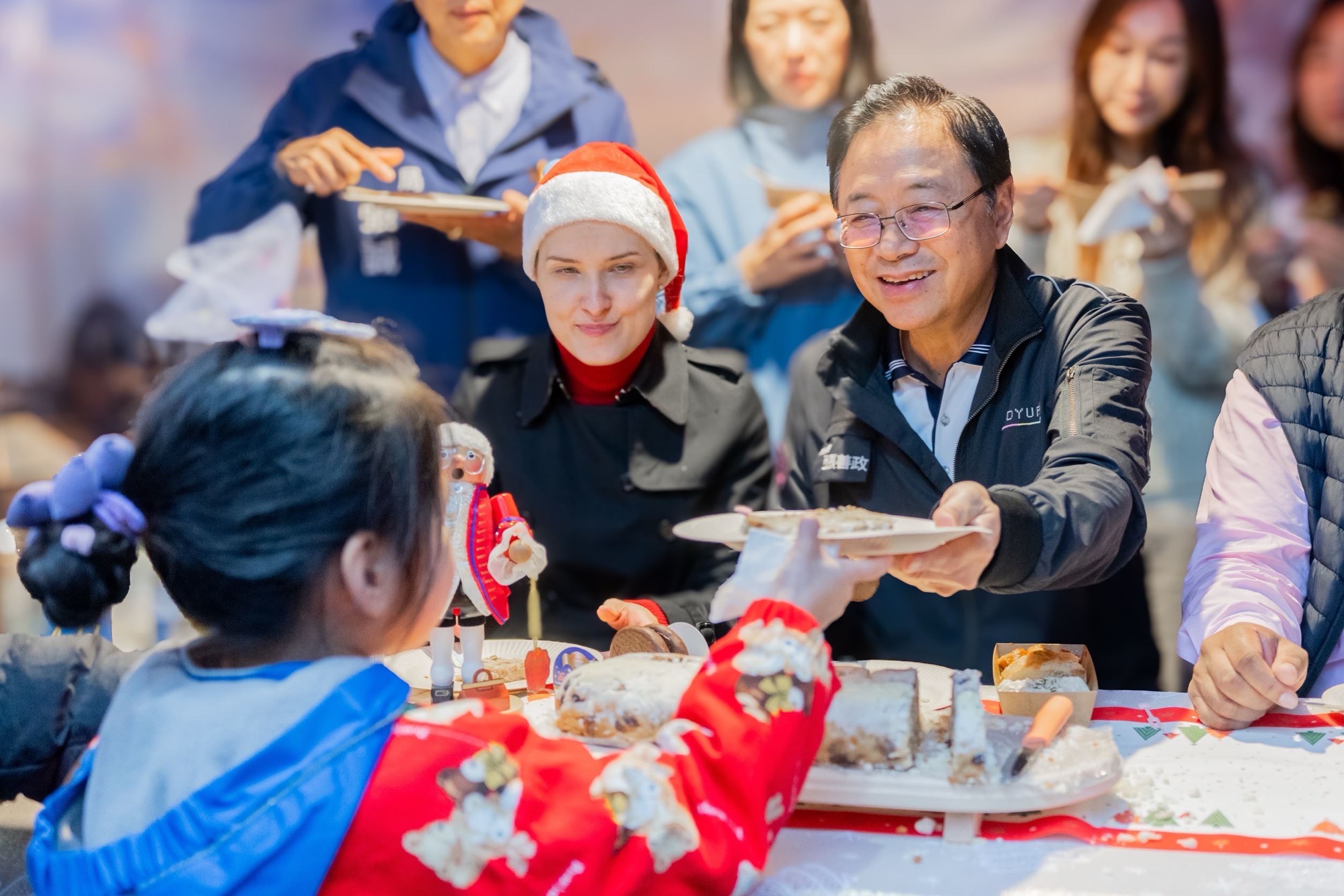 桃園舉辦「德國商品x聖誕市集」 張善政品嘗異國特色美食 b81de120 48a1 4445 9880 7711b592b0f4